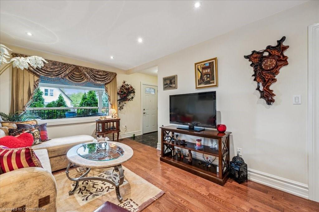 152 York Street, St. Catharines, ON - Indoor Photo Showing Living Room