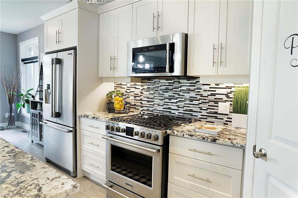 200 Juniper Street, Woodstock, ON - Indoor Photo Showing Kitchen With Upgraded Kitchen