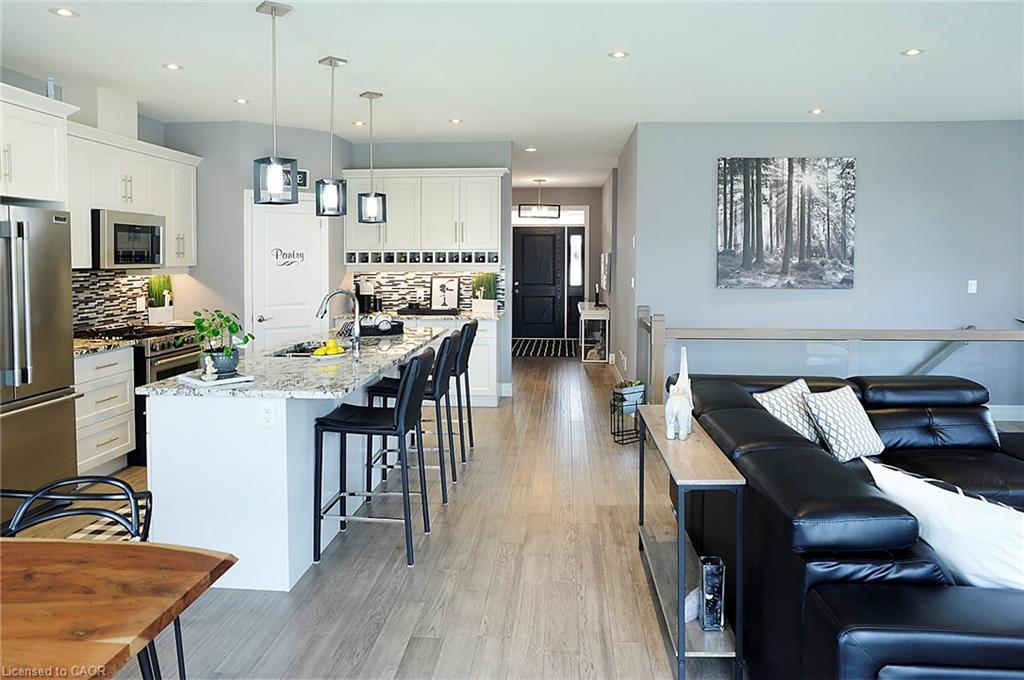 200 Juniper Street, Woodstock, ON - Indoor Photo Showing Kitchen With Upgraded Kitchen
