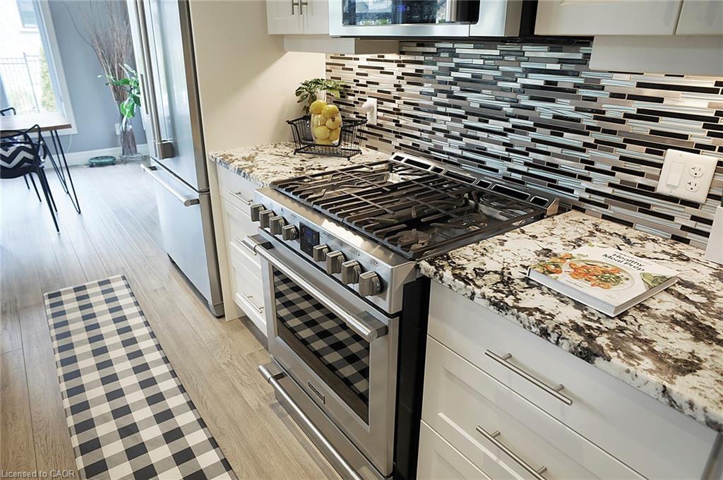 200 Juniper Street, Woodstock, ON - Indoor Photo Showing Kitchen With Upgraded Kitchen