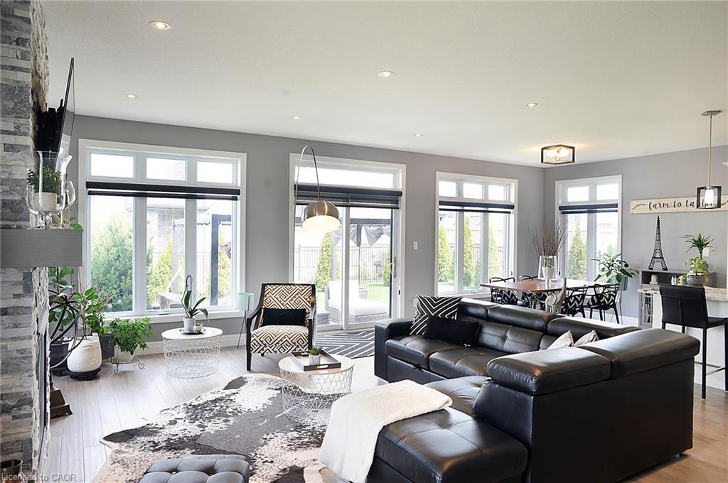 200 Juniper Street, Woodstock, ON - Indoor Photo Showing Living Room