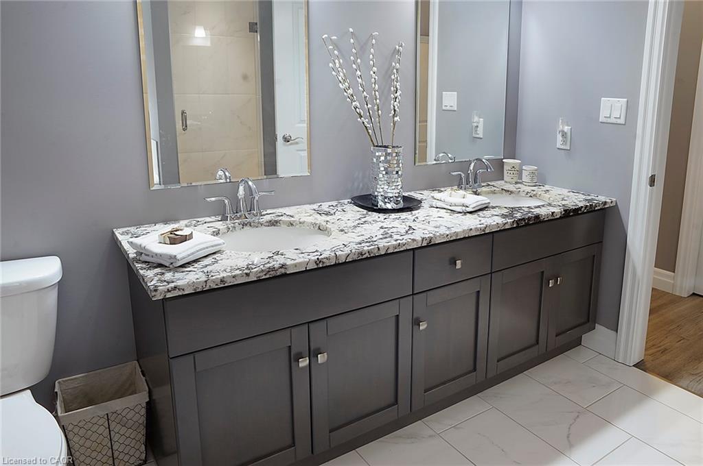 200 Juniper Street, Woodstock, ON - Indoor Photo Showing Bathroom
