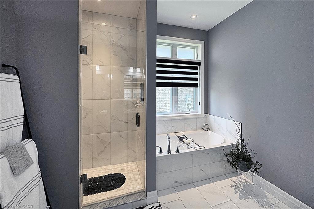 200 Juniper Street, Woodstock, ON - Indoor Photo Showing Bathroom