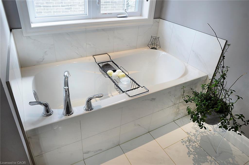 200 Juniper Street, Woodstock, ON - Indoor Photo Showing Bathroom