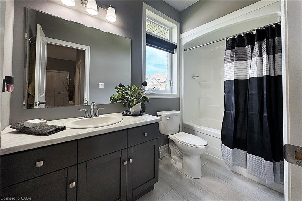 200 Juniper Street, Woodstock, ON - Indoor Photo Showing Bathroom