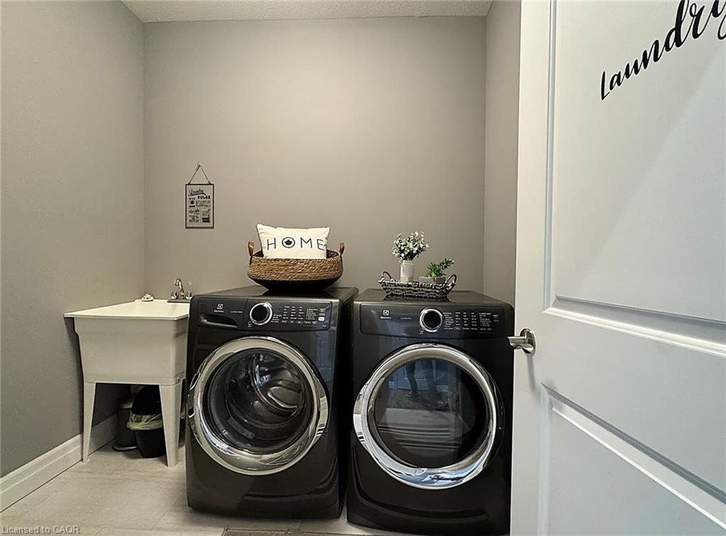 200 Juniper Street, Woodstock, ON - Indoor Photo Showing Laundry Room