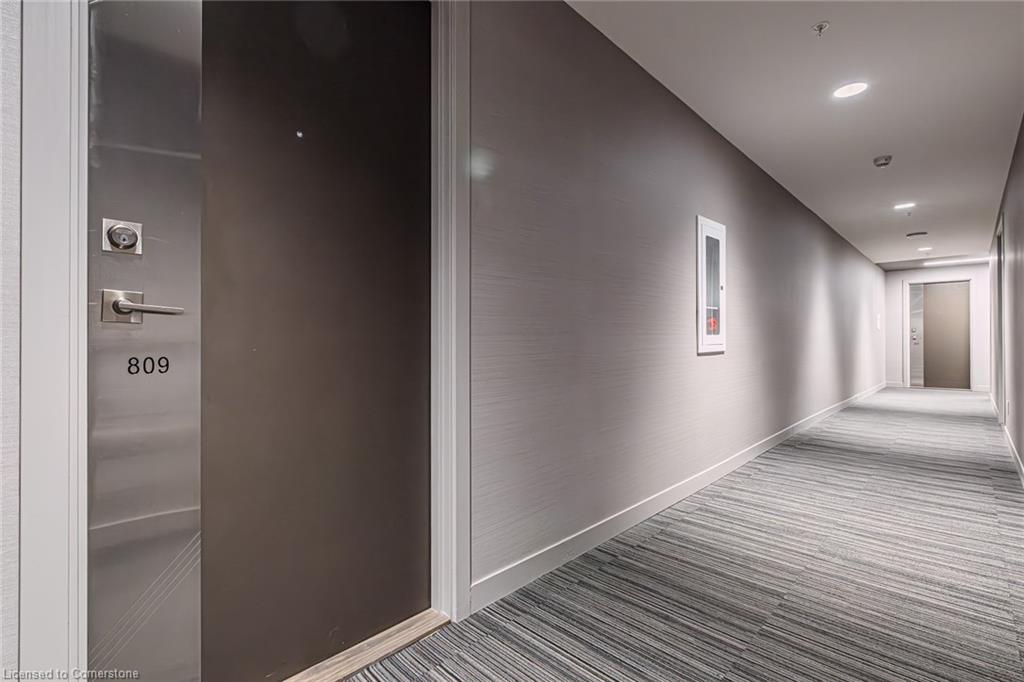 809-2093 Fairview Street, Burlington, ON - Indoor Photo Showing Other Room