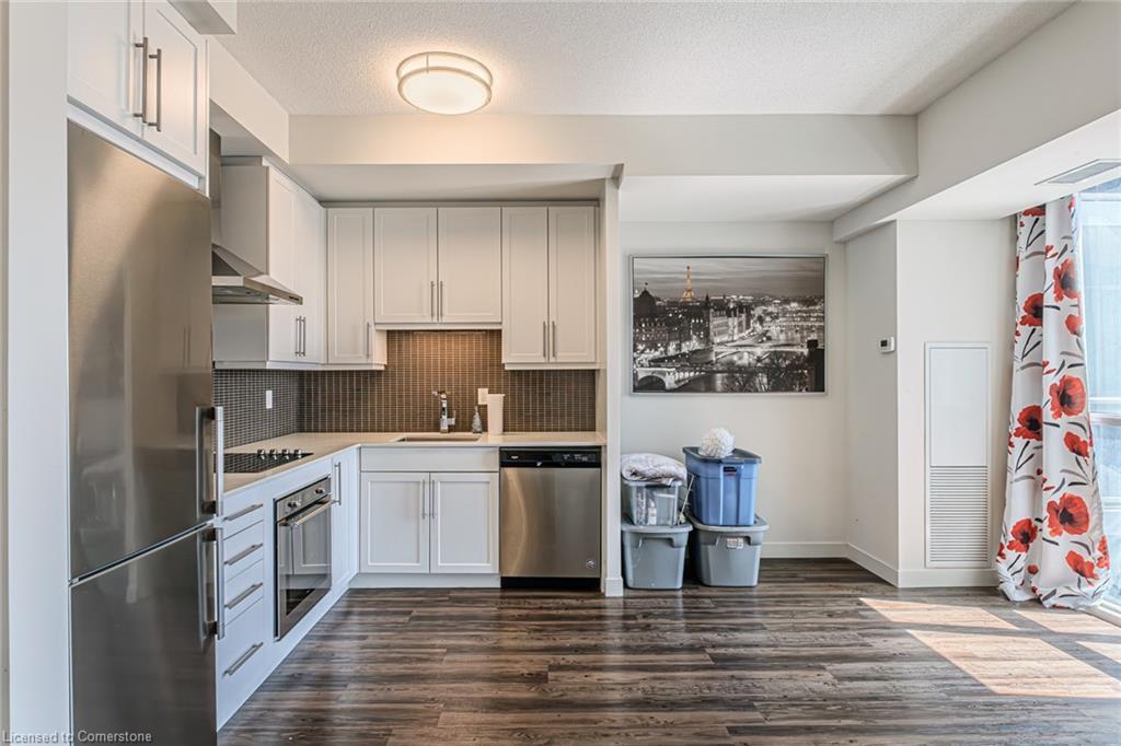 809-2093 Fairview Street, Burlington, ON - Indoor Photo Showing Kitchen With Upgraded Kitchen