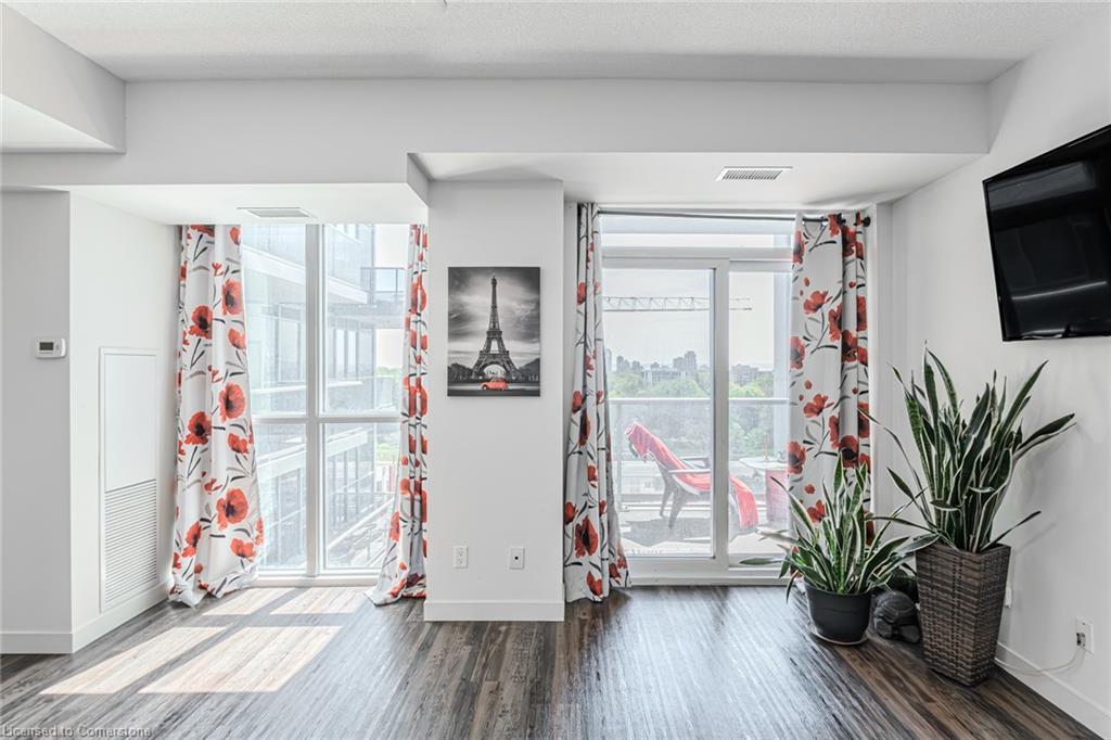 809-2093 Fairview Street, Burlington, ON - Indoor