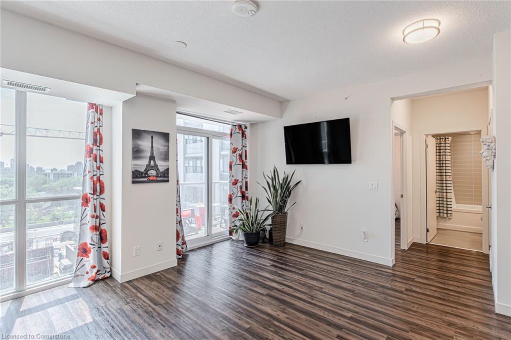 809-2093 Fairview Street, Burlington, ON - Indoor