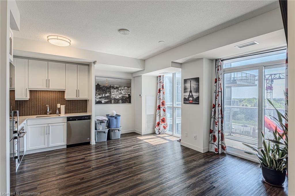 809-2093 Fairview Street, Burlington, ON - Indoor Photo Showing Kitchen