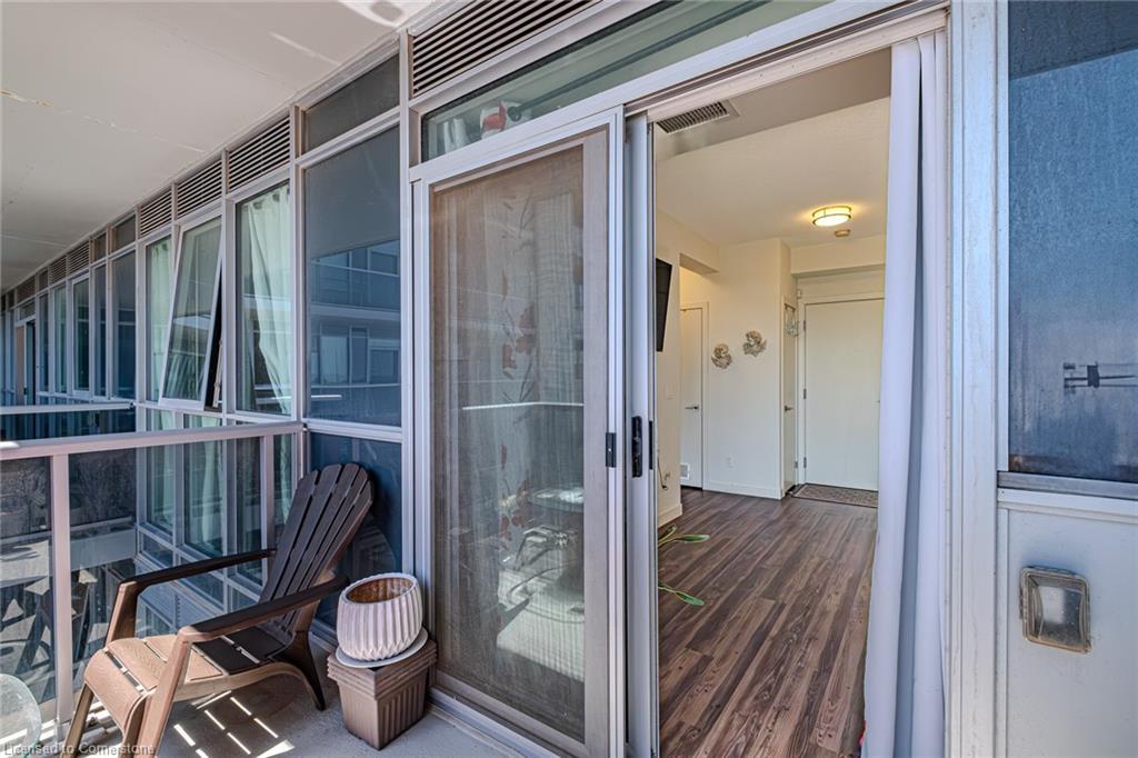 809-2093 Fairview Street, Burlington, ON - Outdoor With Exterior