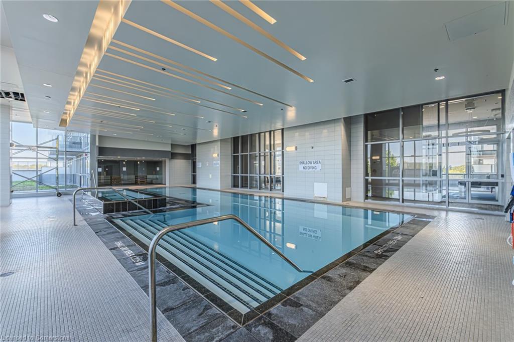 809-2093 Fairview Street, Burlington, ON - Indoor Photo Showing Other Room