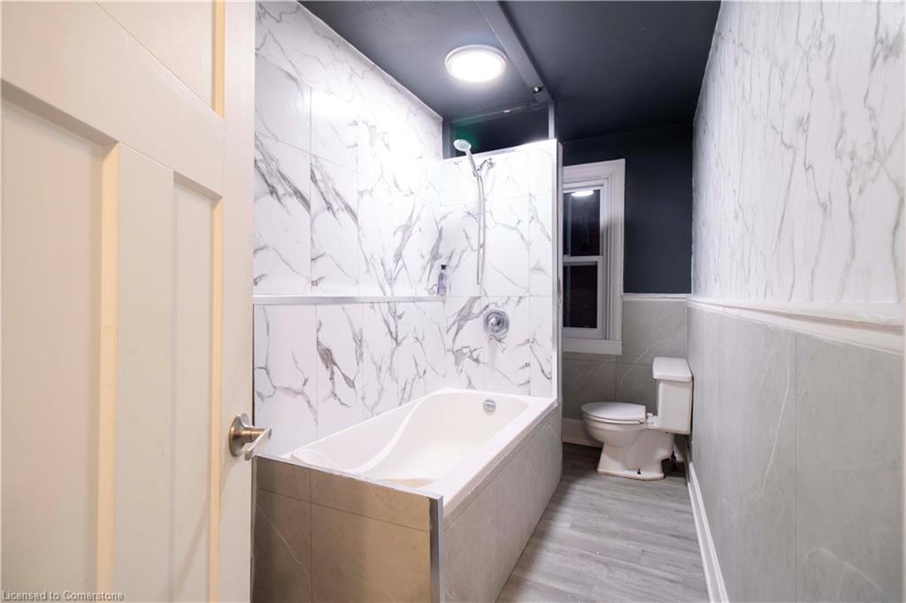 417 King Street W, Hamilton, ON - Indoor Photo Showing Bathroom