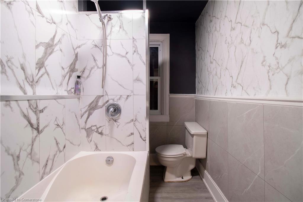 417 King Street W, Hamilton, ON - Indoor Photo Showing Bathroom