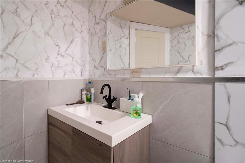 417 King Street W, Hamilton, ON - Indoor Photo Showing Bathroom