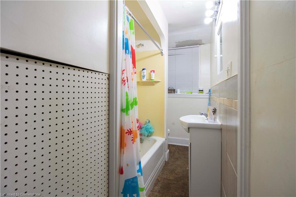 417 King Street W, Hamilton, ON - Indoor Photo Showing Bathroom