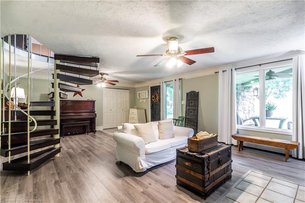 6607 Ellis Road, Cambridge, ON - Indoor Photo Showing Living Room
