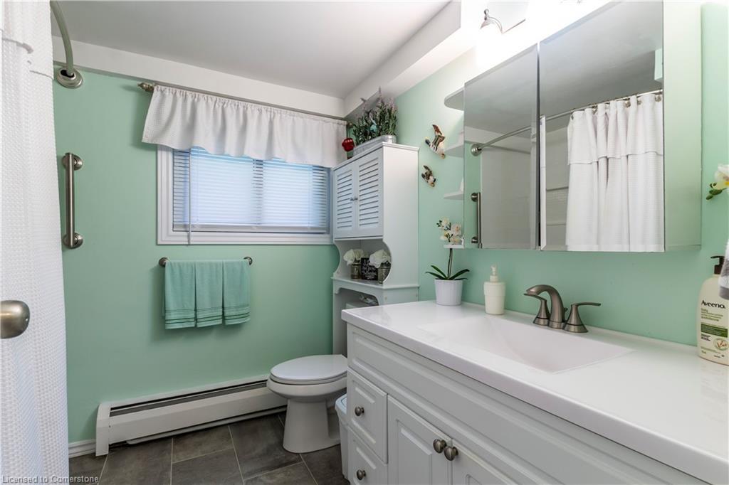 6607 Ellis Road, Cambridge, ON - Indoor Photo Showing Bathroom