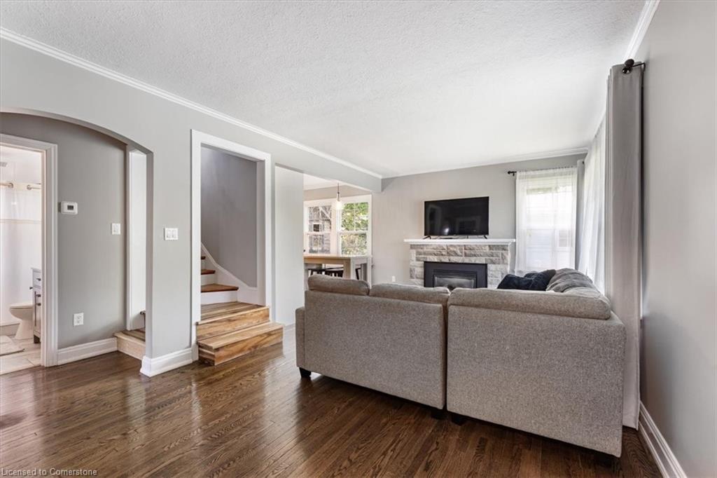 23 Nelles Boulevard, Grimsby, ON - Indoor Photo Showing Living Room With Fireplace