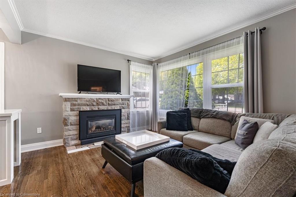 23 Nelles Boulevard, Grimsby, ON - Indoor Photo Showing Living Room With Fireplace