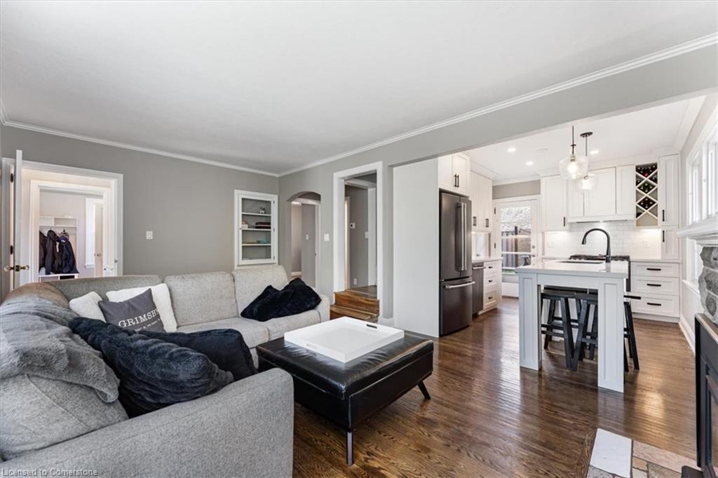 23 Nelles Boulevard, Grimsby, ON - Indoor Photo Showing Living Room