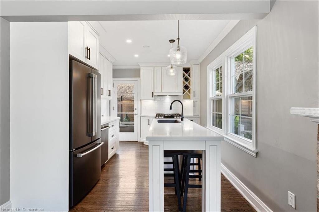23 Nelles Boulevard, Grimsby, ON - Indoor Photo Showing Kitchen With Double Sink With Upgraded Kitchen