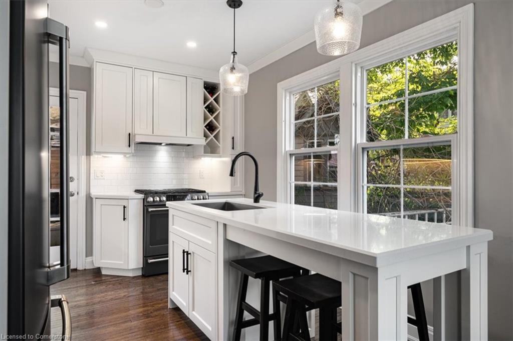 23 Nelles Boulevard, Grimsby, ON - Indoor Photo Showing Kitchen With Upgraded Kitchen