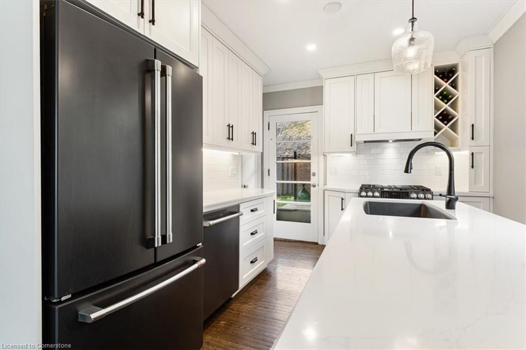 23 Nelles Boulevard, Grimsby, ON - Indoor Photo Showing Kitchen With Upgraded Kitchen