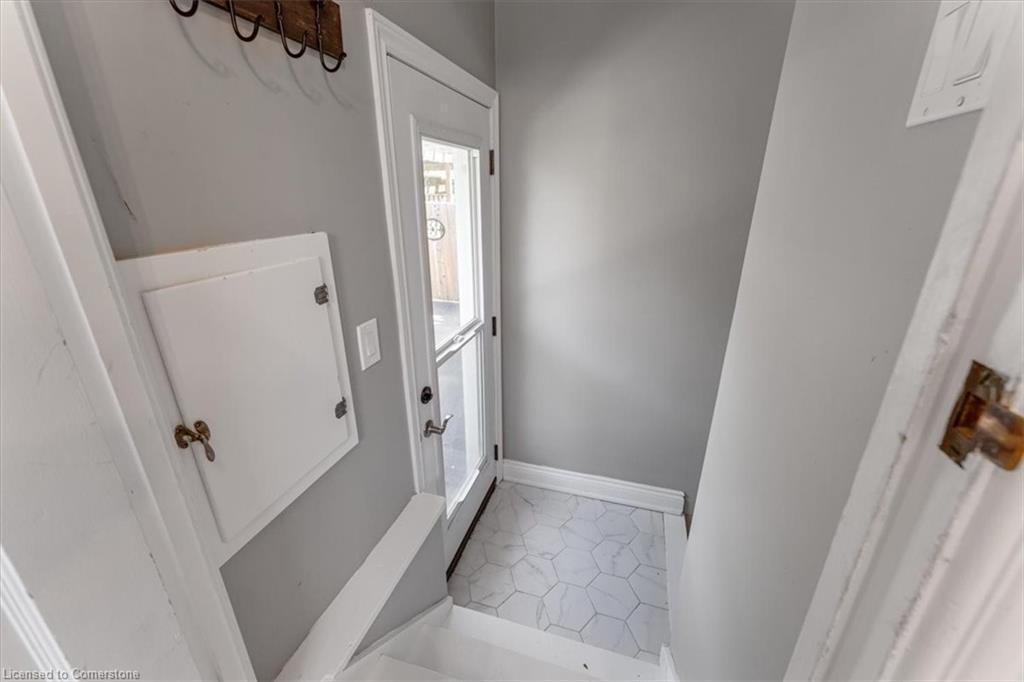 23 Nelles Boulevard, Grimsby, ON - Indoor Photo Showing Other Room