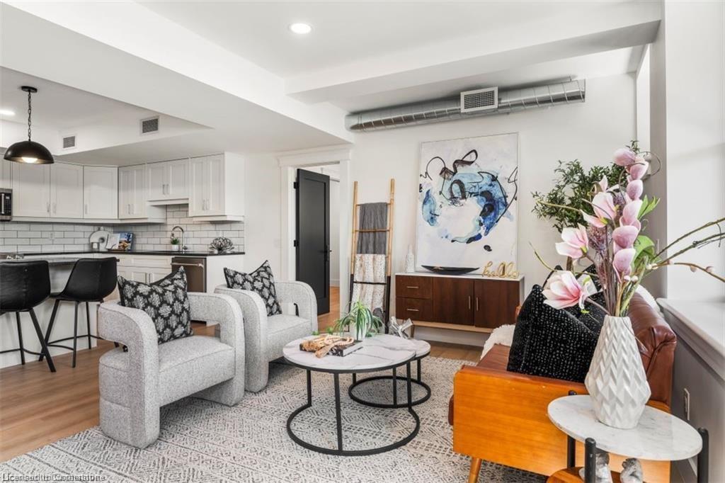 103-247 Brock Street, Amherstburg, ON - Indoor Photo Showing Living Room
