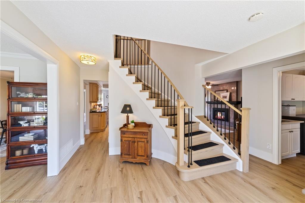 2131 Upland Drive, Burlington, ON - Indoor Photo Showing Other Room