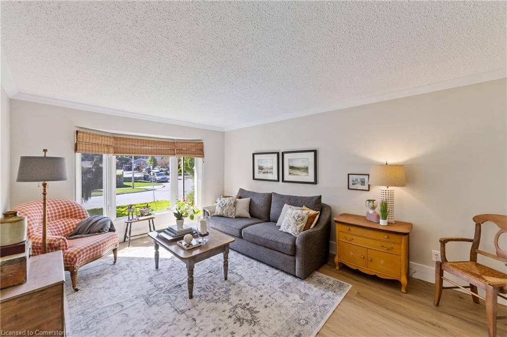 2131 Upland Drive, Burlington, ON - Indoor Photo Showing Living Room
