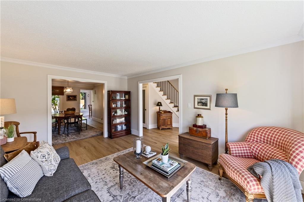 2131 Upland Drive, Burlington, ON - Indoor Photo Showing Living Room