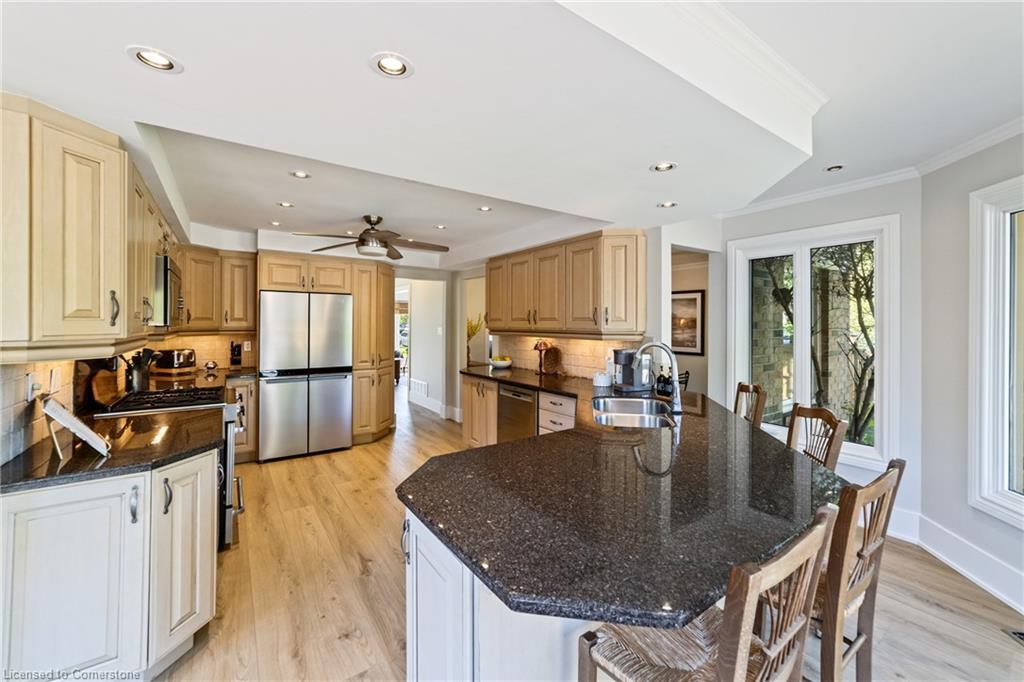 2131 Upland Drive, Burlington, ON - Indoor Photo Showing Kitchen With Upgraded Kitchen