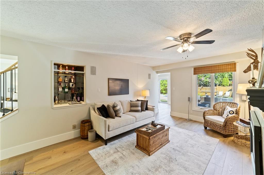 2131 Upland Drive, Burlington, ON - Indoor Photo Showing Living Room