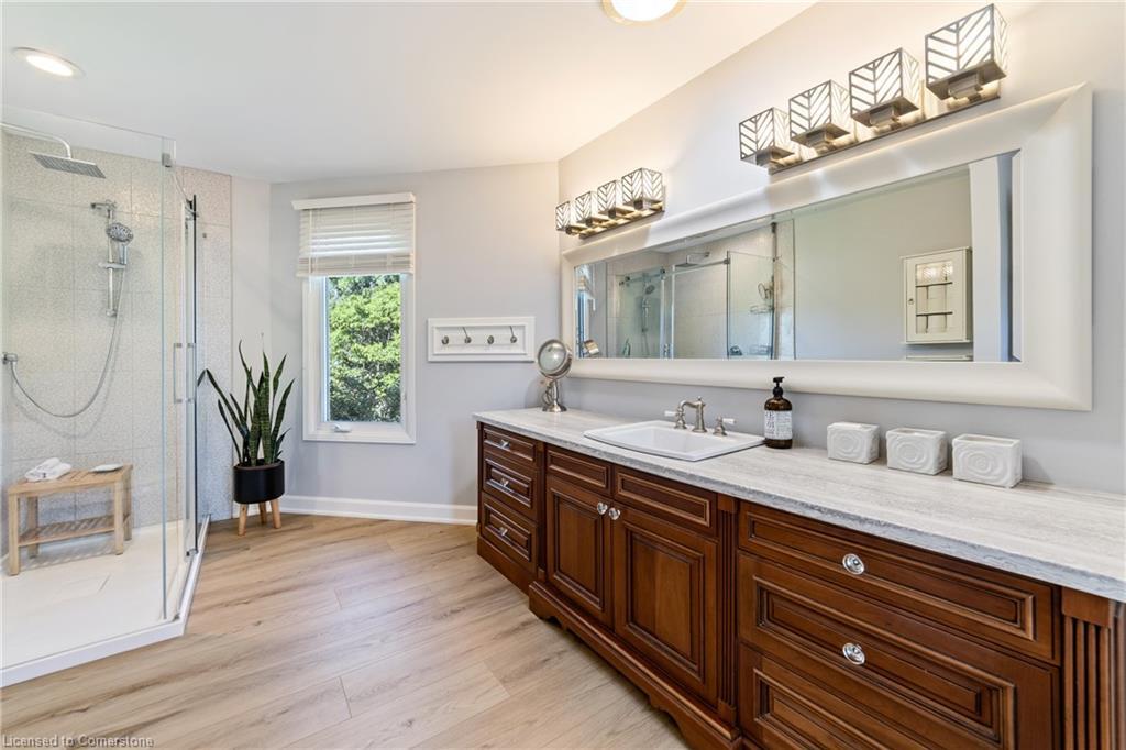 2131 Upland Drive, Burlington, ON - Indoor Photo Showing Bathroom