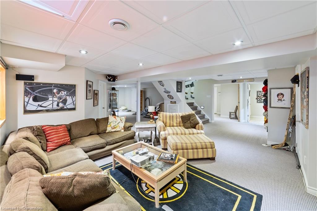 2131 Upland Drive, Burlington, ON - Indoor Photo Showing Living Room