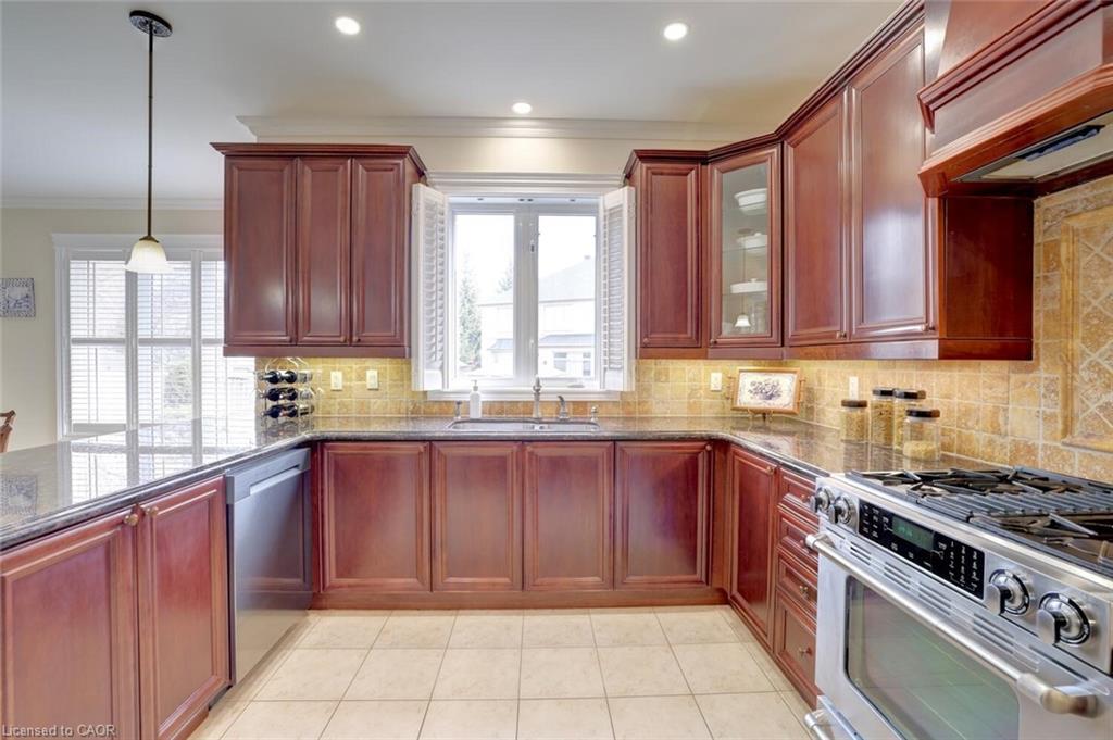 1400 Ferncrest Road, Oakville, ON - Indoor Photo Showing Kitchen With Upgraded Kitchen