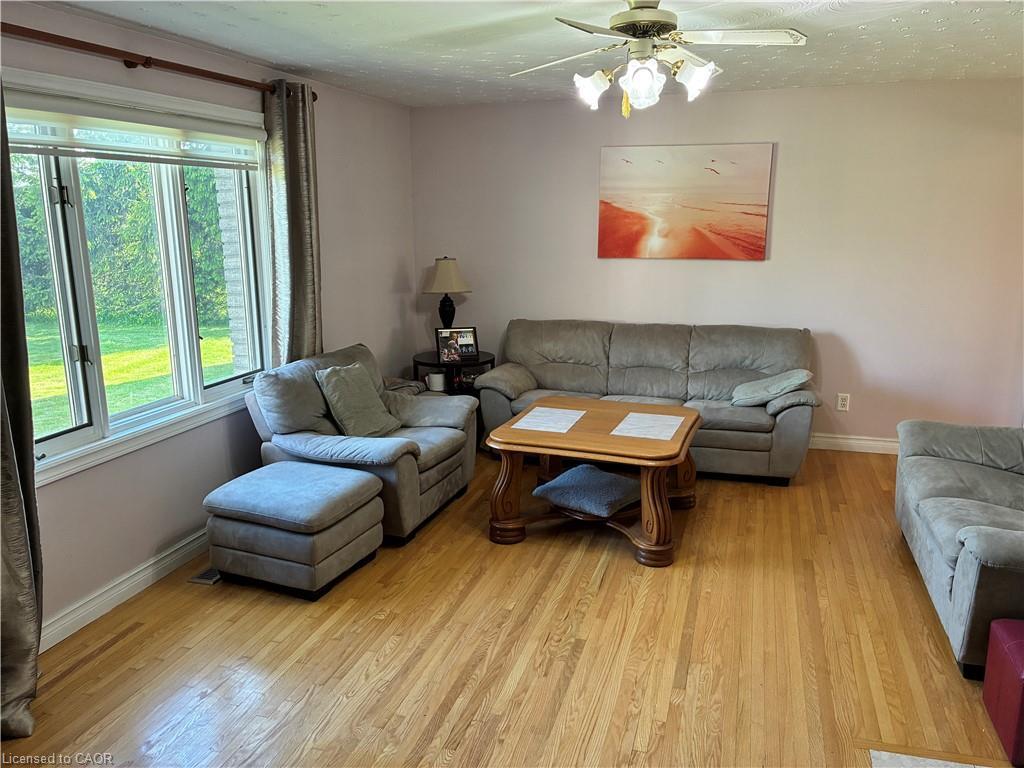3088 Haldimand 9 Road, York, ON - Indoor Photo Showing Living Room