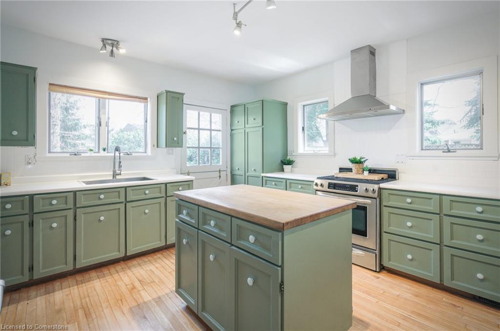 59 Shakespeare Avenue, Niagara-On-The-Lake, ON - Indoor Photo Showing Kitchen With Upgraded Kitchen