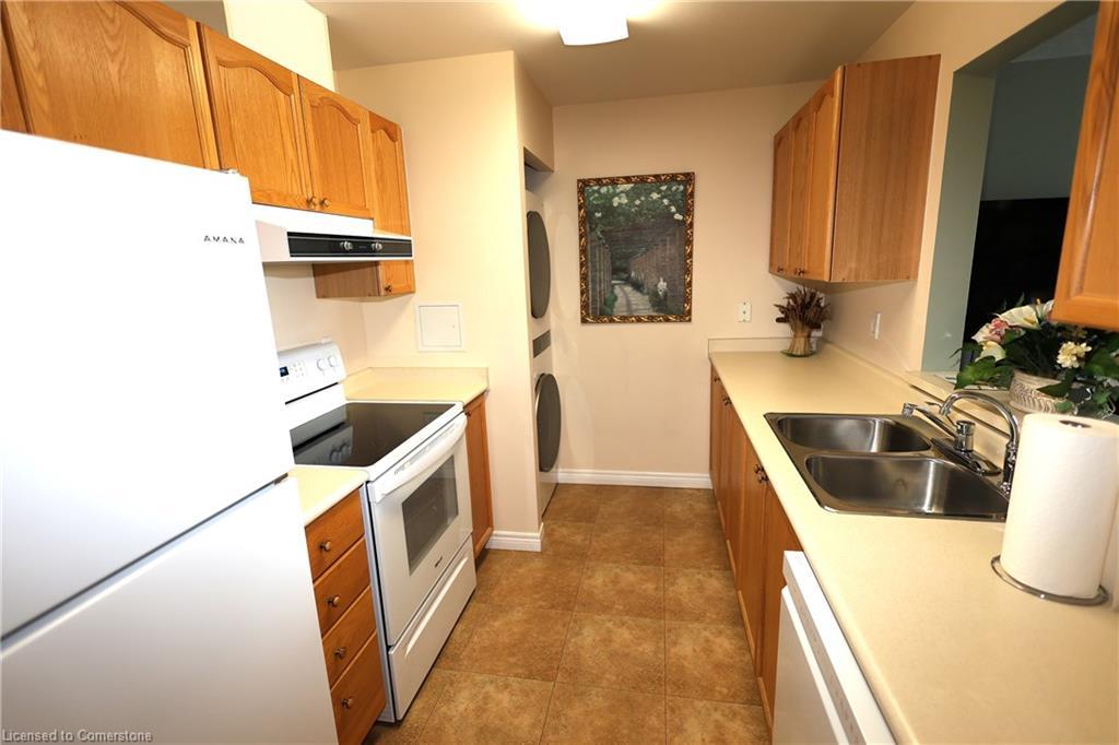 211-20 St George Street, Kitchener, ON - Indoor Photo Showing Kitchen With Double Sink
