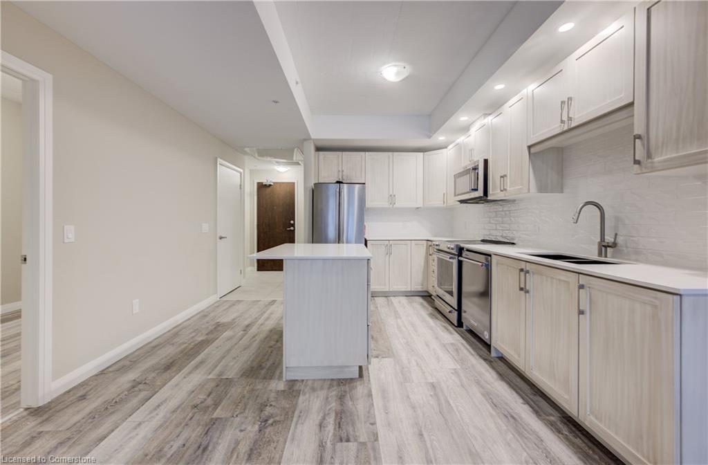 209-108 Garment Street, Kitchener, ON - Indoor Photo Showing Kitchen