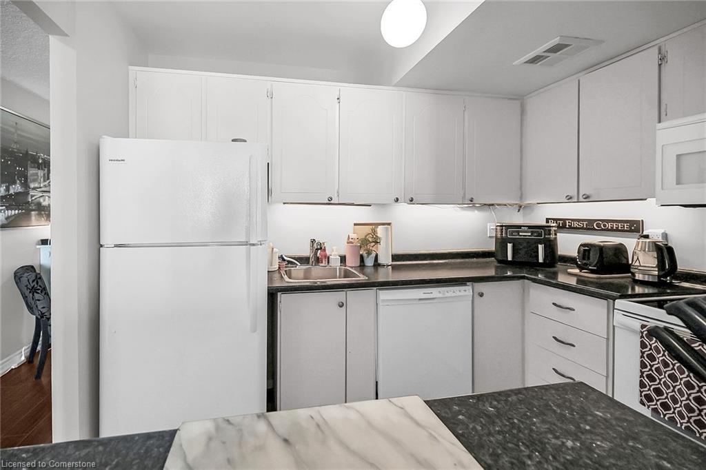 2908-150 Charlton Avenue E, Hamilton, ON - Indoor Photo Showing Kitchen
