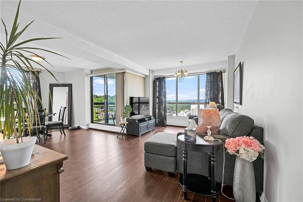 2908-150 Charlton Avenue E, Hamilton, ON - Indoor Photo Showing Living Room