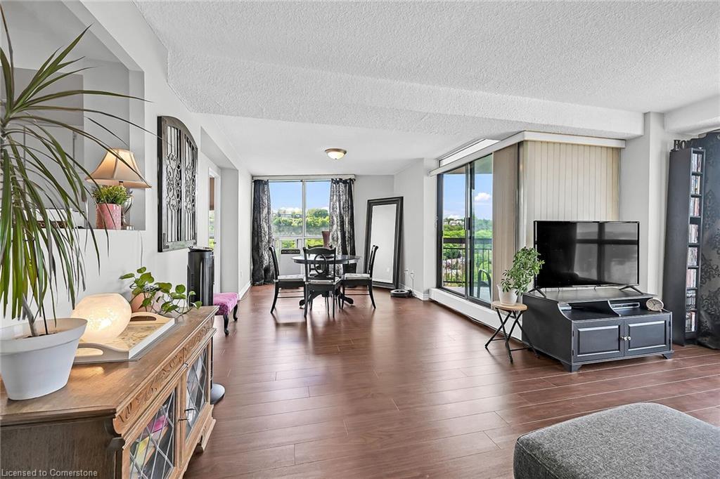 2908-150 Charlton Avenue E, Hamilton, ON - Indoor Photo Showing Living Room