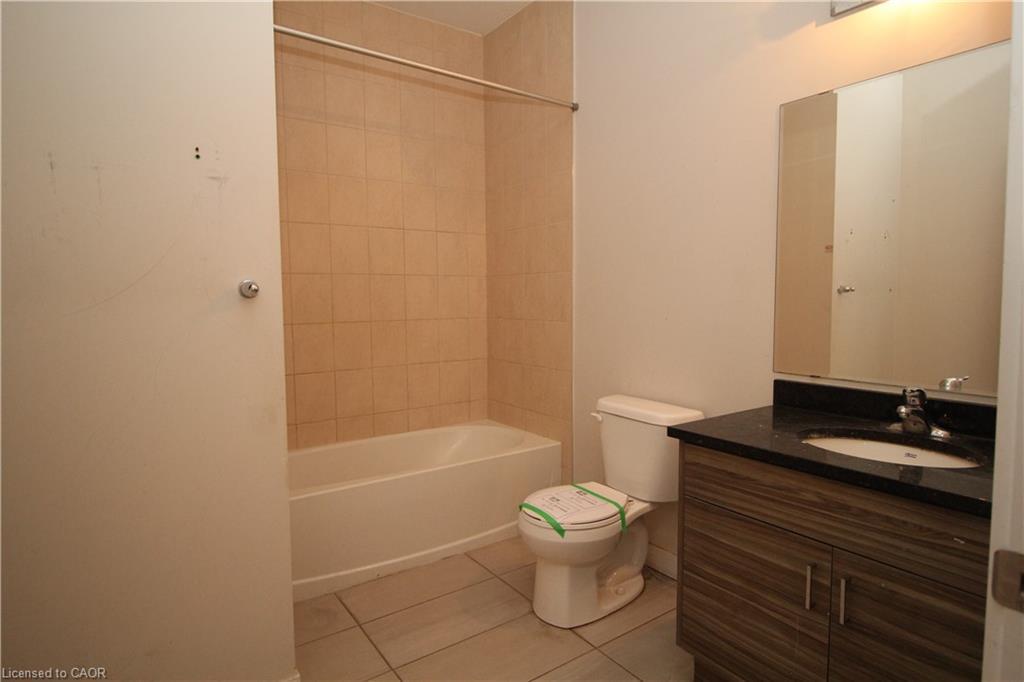 15 Meadowhawk Lane, Simcoe, ON - Indoor Photo Showing Bathroom
