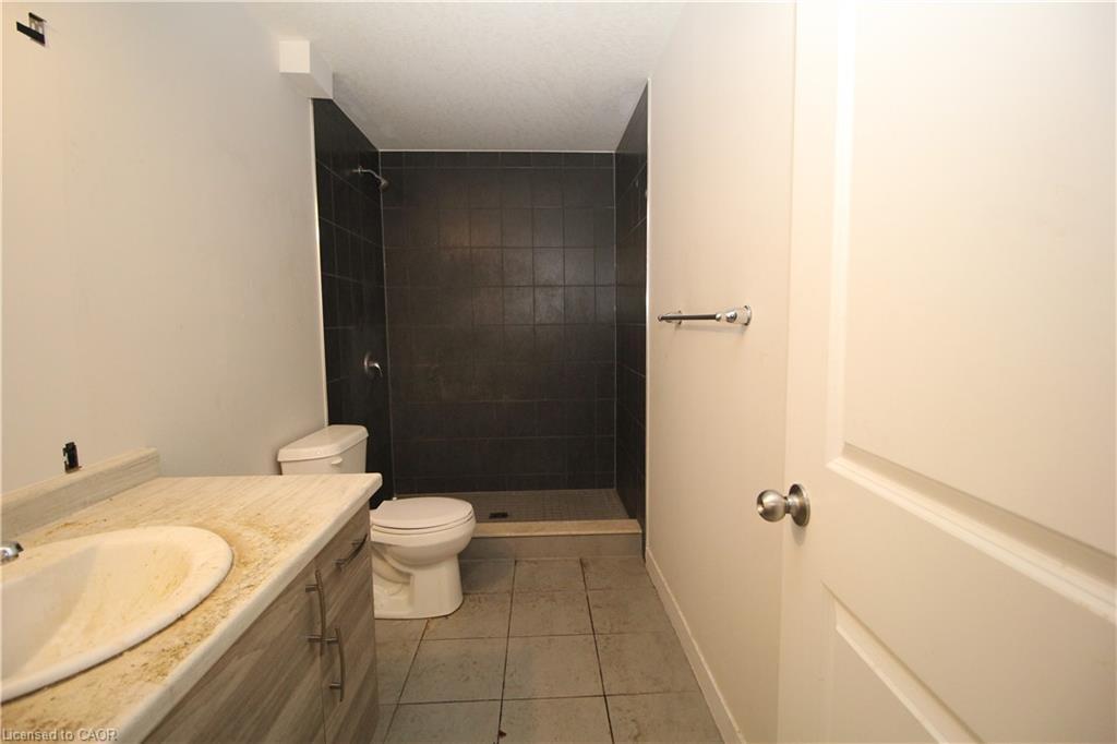15 Meadowhawk Lane, Simcoe, ON - Indoor Photo Showing Bathroom