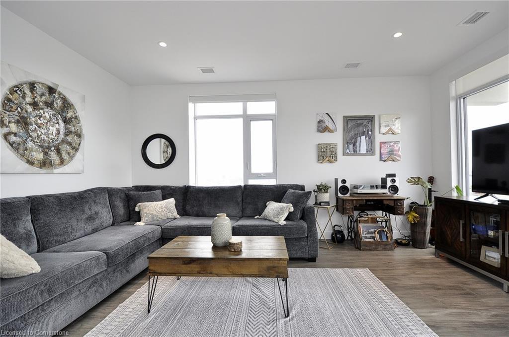 1213-15 Glebe Street, Cambridge, ON - Indoor Photo Showing Living Room