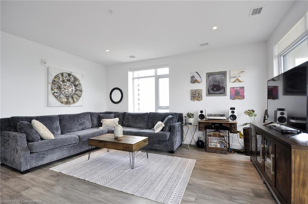 1213-15 Glebe Street, Cambridge, ON - Indoor Photo Showing Living Room